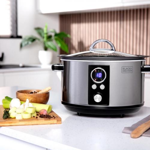 Black & Decker 3.5L digital slow cooker with 3 heat settings, removable hob-proof pot, LED display, and non-slip feet –