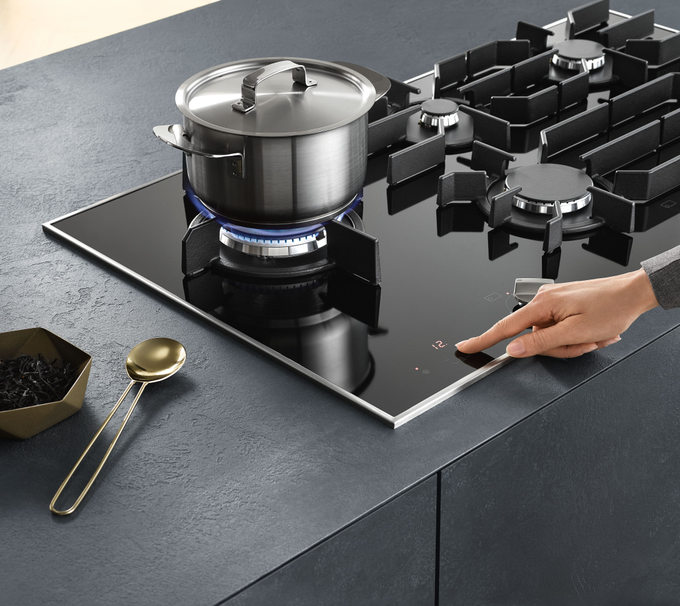 Miele KM 3034-1 5 Burner Gas Hob with Dual Wok - Image 3