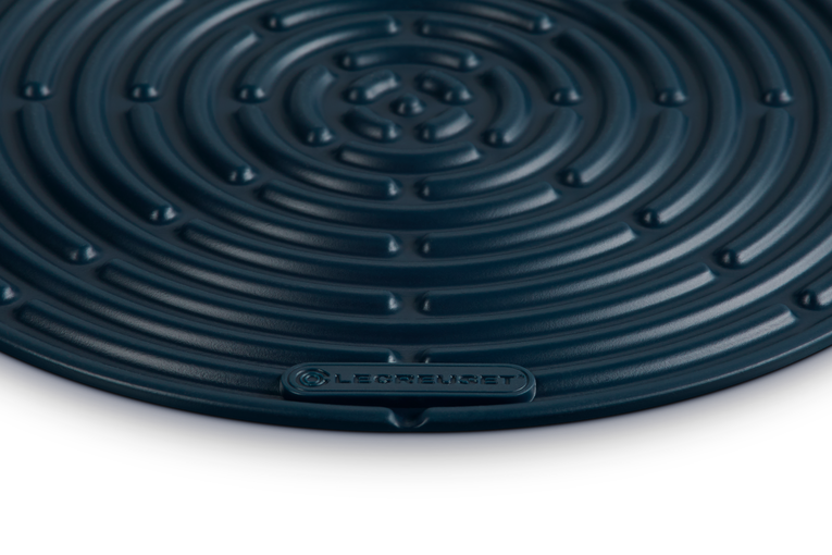 Close-up of the Le Creuset Cool Tool Nuit trivet with concentric raised rings and logo detail.