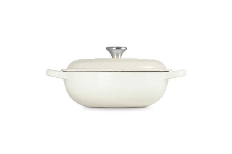Signature Round Stew Pot 22cm in meringue color, side view with lid and silver knob handle