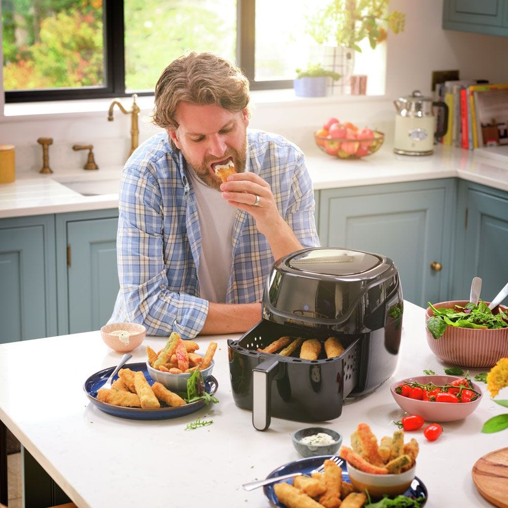 Russell Hobbs SatisFry 4L Medium Black Air Fryer, 27160, compact design, available at Keans Claremorris