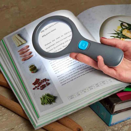 Magni Light magnifying glass with 2x magnification and 30 lumens LED light, black and grey, batteries included – Keans