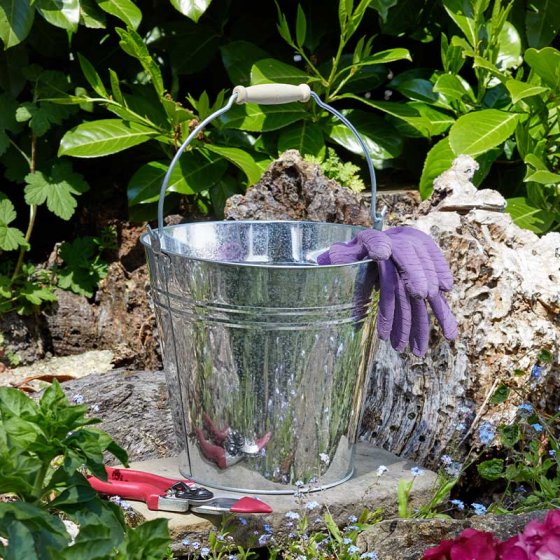 10L galvanised steel bucket with ergonomic wooden handle, durable for home and garden use – Keans Claremorris