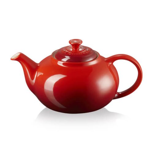 Le Creuset 1.3L Cerise stoneware teapot with drip-resistant spout, ergonomic handle, heat-retentive glaze – Keans Claremorris