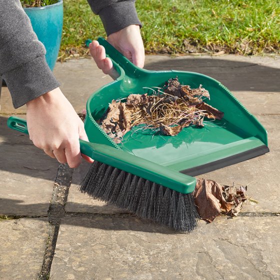 Yard Pan & Brush with wide rubber lip and waterproof bristles for outdoor sweeping, 70x32x40 cm – Keans Claremorris