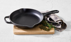 Le Creuset 23cm Signature Round Skillet Black