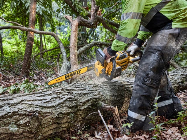 DEWALT XR FlexVolt 54V Chainsaw 45cm Bar 9.0Ah Li-ion Battery - Powerful Cordless Saw | Keans Claremorris