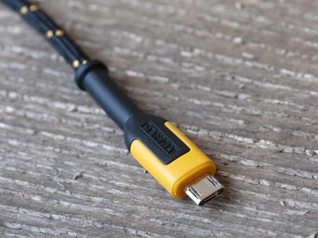 DeWalt USB A to USB-Micro Reinforced Charging Cable 1.8m (6ft) - Image 3