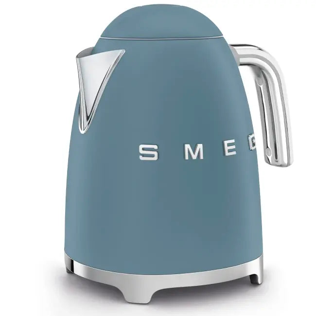 Smeg 50’s Retro Style 1.7L kettle in storm blue with chrome handle and spout, side view.