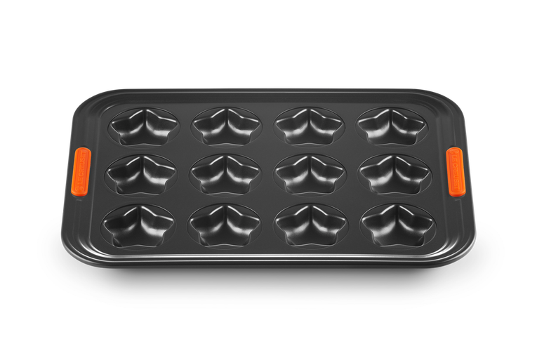 Le Creuset 12 Cup Star Tray in Satin Black – Durable, stylish bakeware | Available at Keans Claremorris
