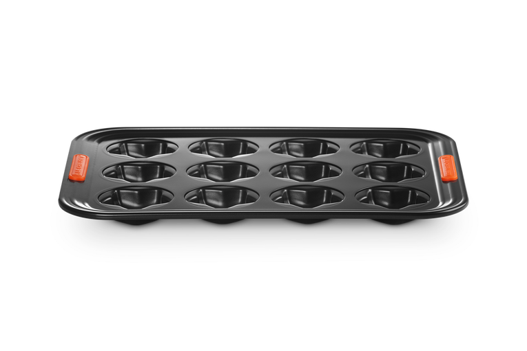 Le Creuset 12 Cup Star Tray in Satin Black – Durable, stylish bakeware | Available at Keans Claremorris