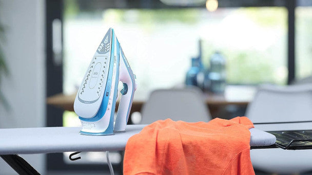 Braun TexStyle 5 Steam Iron SI5008BL with powerful steam, precision tip – available at Keans Claremorris