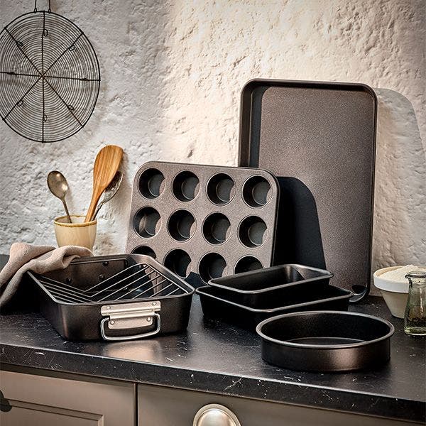 Stellar Eclipse 40x28x8cm roasting pan with rack for even cooking – available at Keans Claremorris.