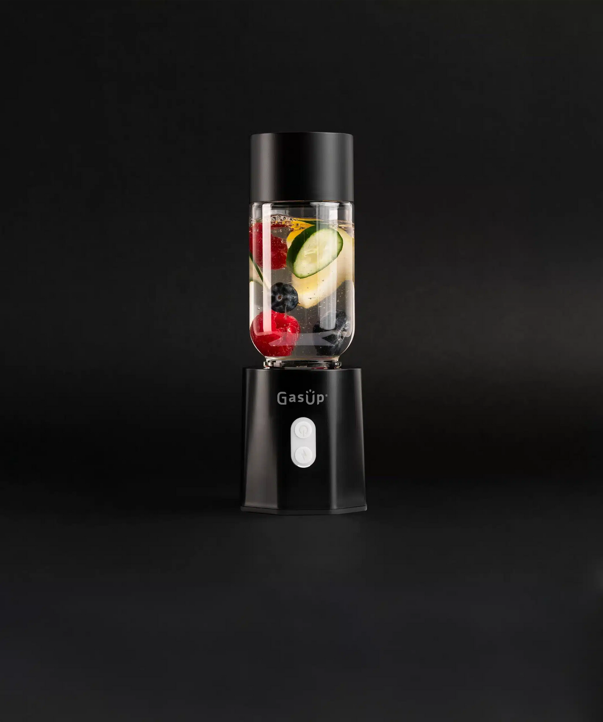 GasUp Blender Cuculo in black with clear blending jar containing fruit and vegetable slices against black background