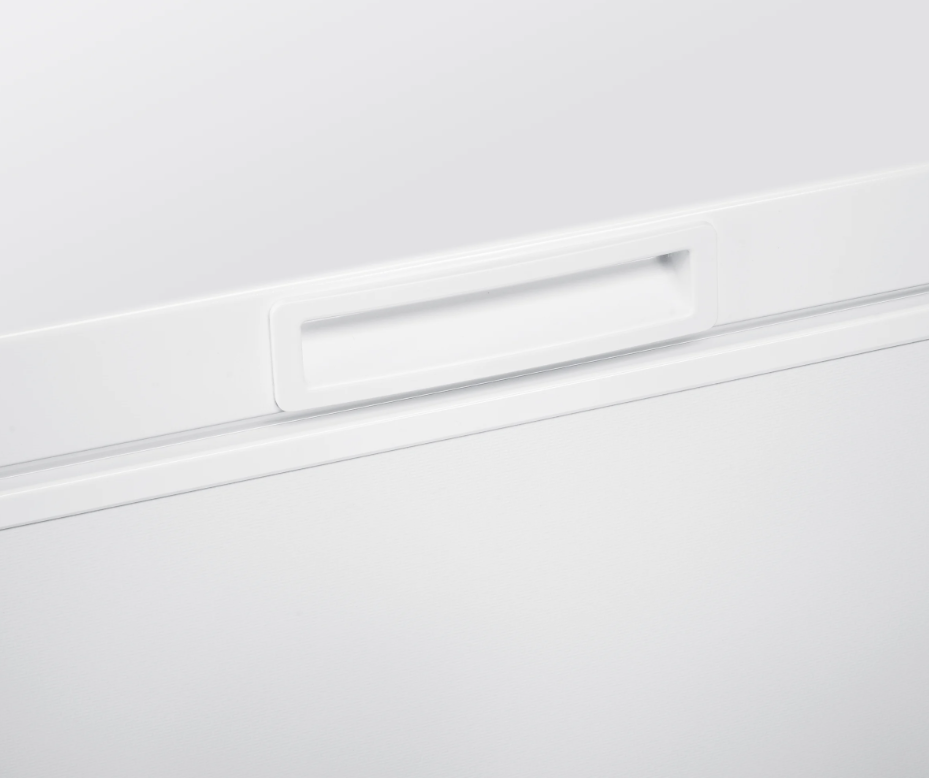 Close-up of the white handle on the lid of the Beko 308 Litre Chest Freezer CF4308W.