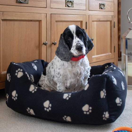 Zoon Snug Paws Large Jet Square Bed with soft fleece, reversible cushion, non-slip base, machine washable – Keans Claremorris