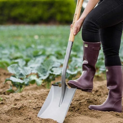 Kent & Stowe Square Mouth Shovel FSC 100% sustainable wood handle, durable steel blade - available at Keans Claremorris