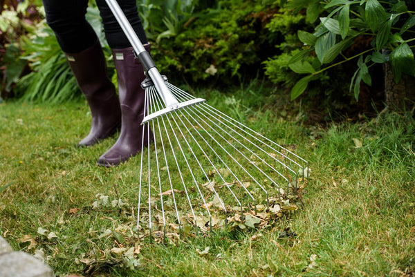 Crest Expanding Leaf Rake with adjustable width, telescopic handle, 18 tines, ideal for lawns and borders - Keans Claremorris