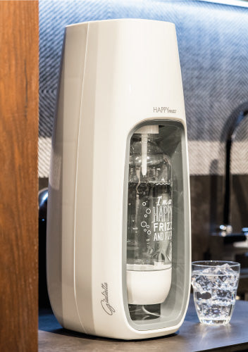 Giulietta Soda Maker with customizable carbonation, silent fizz, tilting bottle, eco packaging – available at Keans